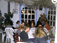 Abends in der Topsy-Bar